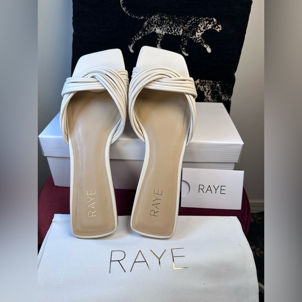 Like new RAYE Keene Sandal in Ivory flat leather slide vacation resort